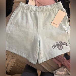 NWT Lululemon Scuba Mid-Rise Oversized Graphic Shorts 7" Inseam Sz. Small